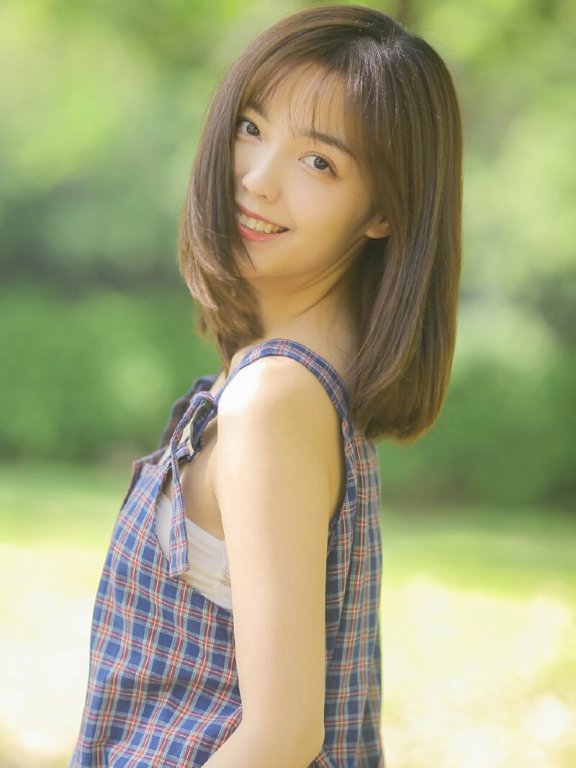 森林系文艺小姐姐吊带格子长裙唯美图片写真