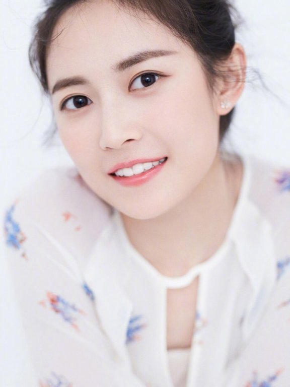 陈钰琪清新穿搭少女迷人气息满满