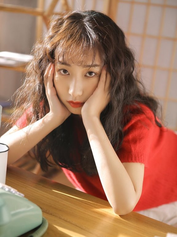 卷曲头发平面模特美女复古暖色调私拍图片