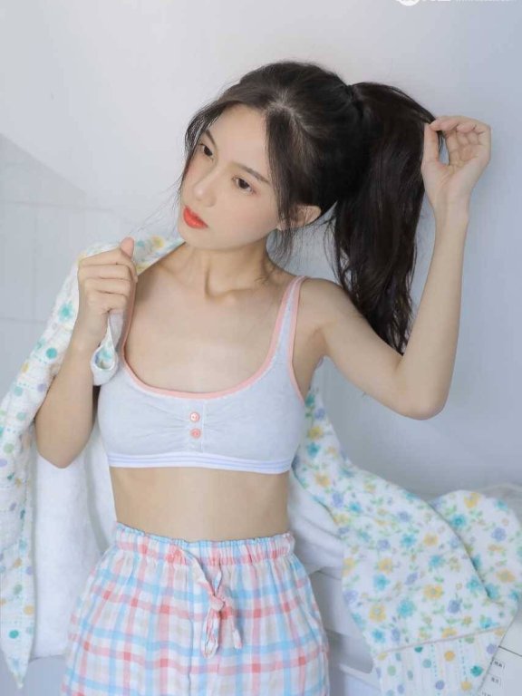 懵懂脸红小美女可爱纤腰细肢洗衣房私拍图片