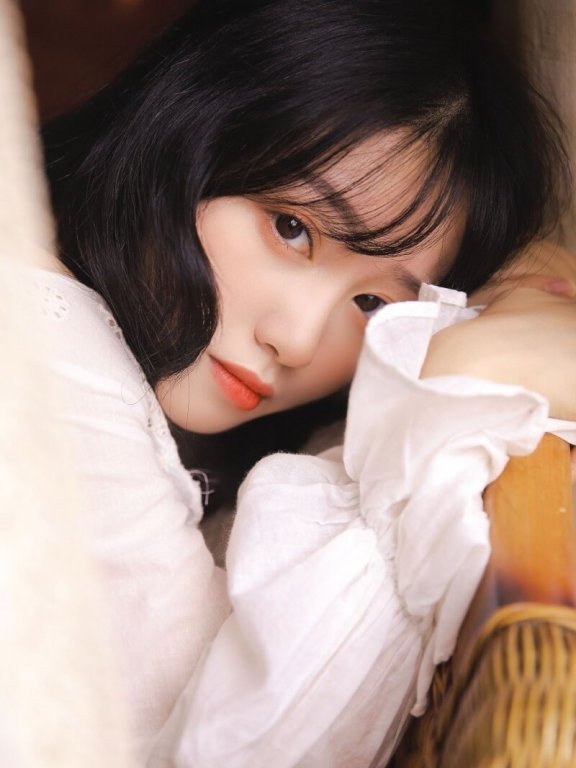 空气刘海杏眼女孩娇艳欲滴窗前写真套图