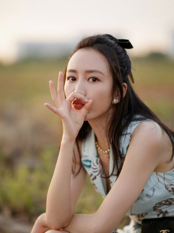 王鸥夕阳公路连衣裙香奈儿包包唯美宣传图片