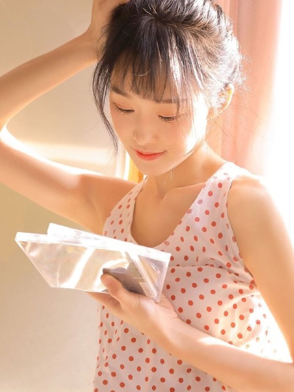 红色波点背心软妹明媚室内俏皮可爱私房图片