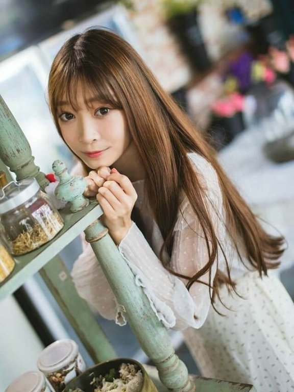 恬静棕发小姐姐薄纱长裙小家碧玉图片写真