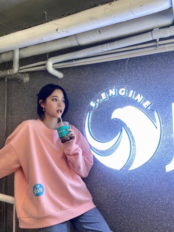 欧阳娜娜咖啡店门口摆拍,穿卫衣直筒裤镜头下像网红