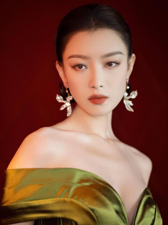 倪妮穿绿色复古花萼裙秀身材 戴兰花耳环清雅别致