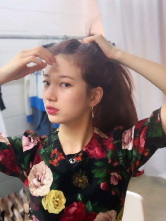 裴秀智尝试红发换风格,穿奶奶风玫瑰花连衣裙更显成熟