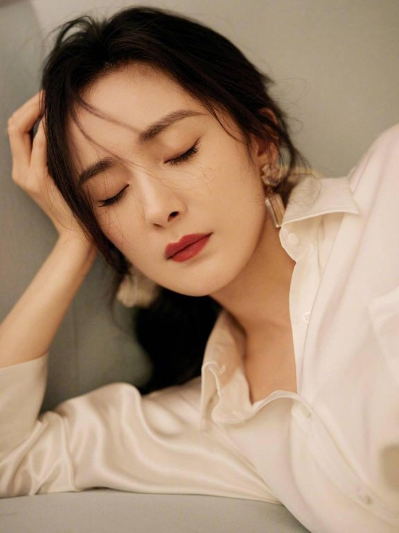杨幂穿白色绸缎衬衫裙 优雅妩媚眼神充满故事感