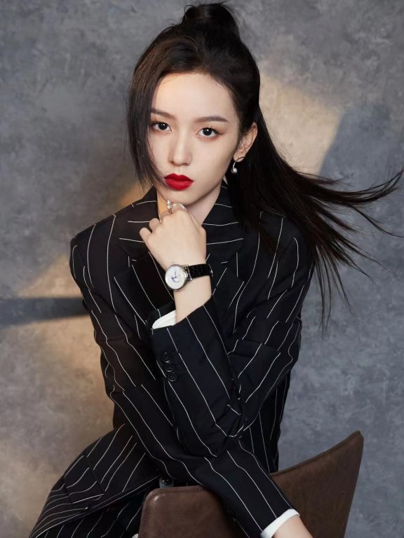 周也身穿Louis Vuitton条纹西服套装,这套造型太有女侠范了