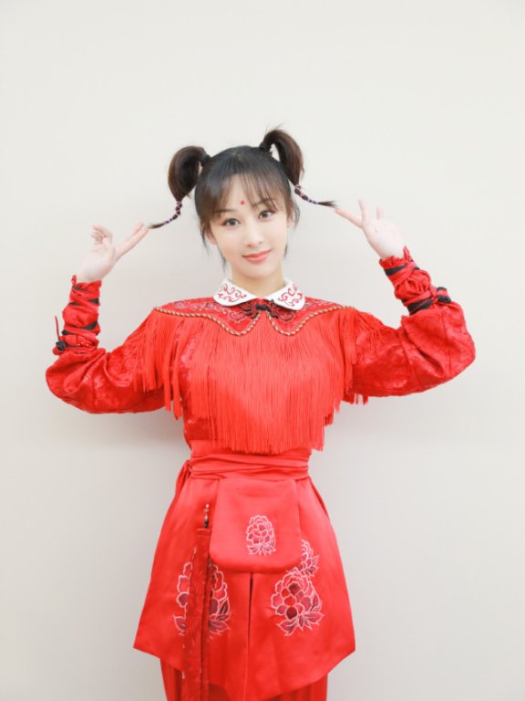 杨紫cos红孩儿,扎小辫叉腰嘟嘴卖萌,俏皮可爱回到18岁