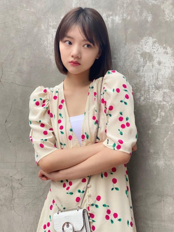 任敏穿樱桃裙露白色抹胸,21岁仍甜如少女