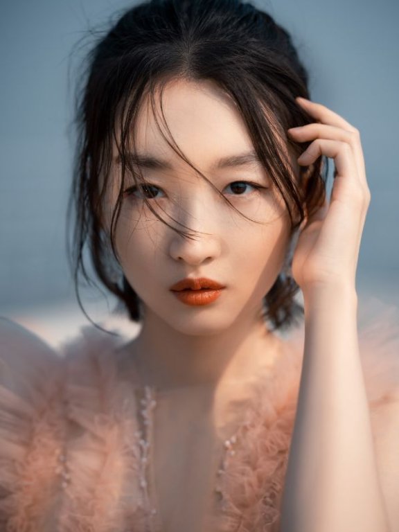 还觉得周冬雨没有“仙气”?当她穿上薄纱裙后,比热巴还要美