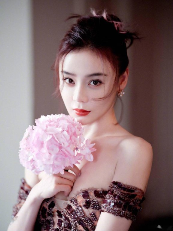 袁姗姗穿一字肩渐变长裙大秀锁骨 肤白貌美气质惊艳