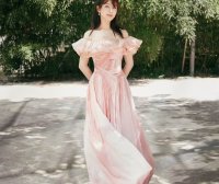 杨紫粉色一字肩镂空长裙图片写真