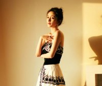 杨幂穿黑白抹胸长裙性感写真图片