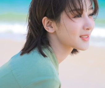 杨紫穿工装海边治愈系写真图片