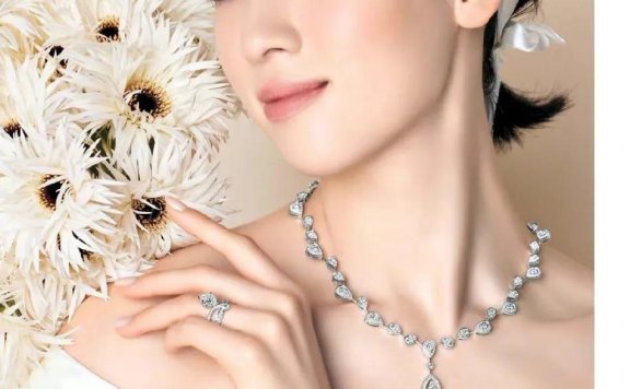 婚纱怎么穿好看?学日本女星三吉彩花穿婚纱雪肤娇嫩太惊艳