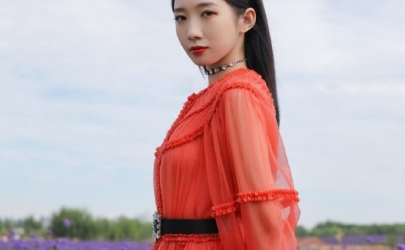 孟美岐穿红色纱裙花海摇曳生姿图片