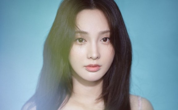 彭小苒穿吊带碎花裙朦胧魅惑图片写真