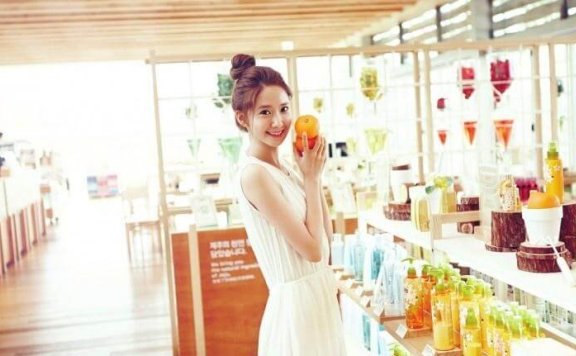 韩国国民女团成员林允儿夏日清新写真