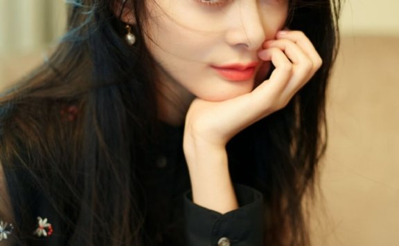 傅菁穿蕾丝透视纱裙时尚魅惑写真图片