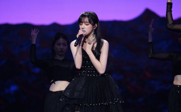 宋雨琦穿黑白纱裙舞台魅力照片