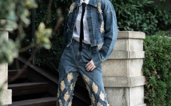 孟美岐穿破洞牛仔套装清新风格写真图片
