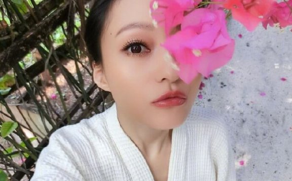 张韶涵粉色花朵唯美拍摄
