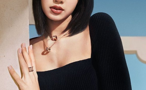 人间芭比的百变魅力!Lisa多款造型展演BVLGARI 珠宝系列