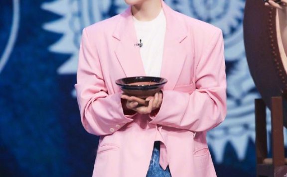 袁姗姗穿粉色西装搭配牛仔裙，同框杨颖抢尽了风头