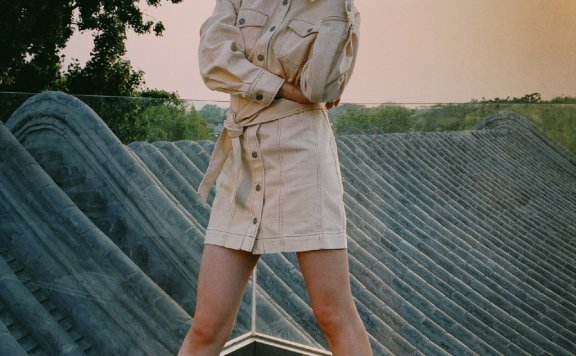 施诗穿牛仔裙踩帆布鞋,就是“邻家小妹”乖巧的样子