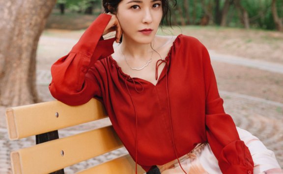 曾黎低调生活致不火，42岁已无人识，不过衣品一直在线