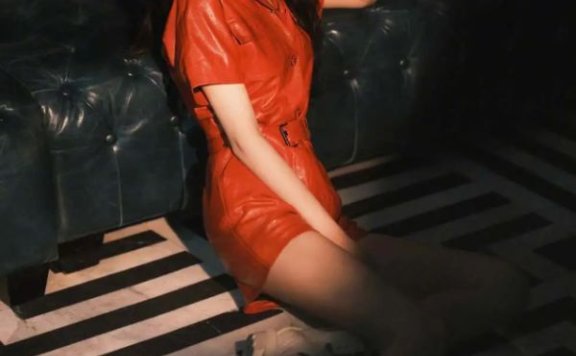 王楚然高级氛围感大片,穿红皮革连体装化身摩登女郎气场十足