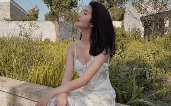 杨采钰穿抹胸长裙很是艳丽动人!雪肤娇嫩太性感甜美