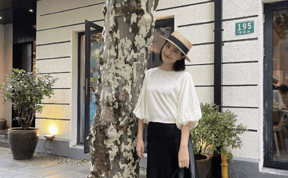 高圆圆私房美照上海街头吃喝玩乐,状态少女文艺范儿十足