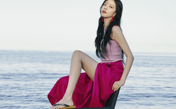 怎样穿出休闲舒适的穿搭,学宋妍霏穿背心配“床单裙”性感又迷人