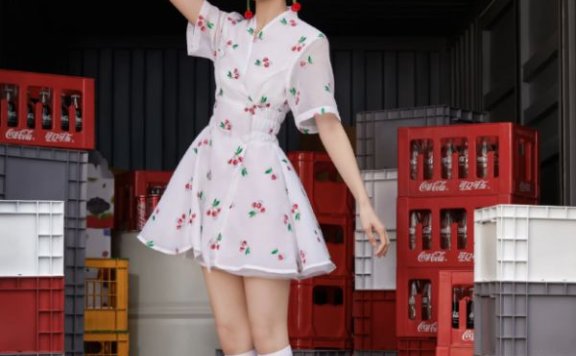 周雨彤穿挂脖裙服装,双肩能当三角板,太性感了!