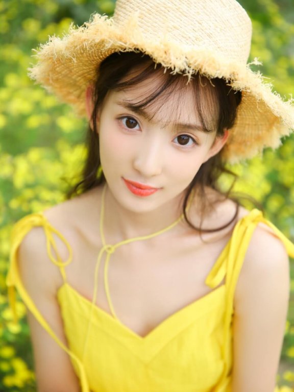 单纯干净的佛系少女气质出众户外写真图片