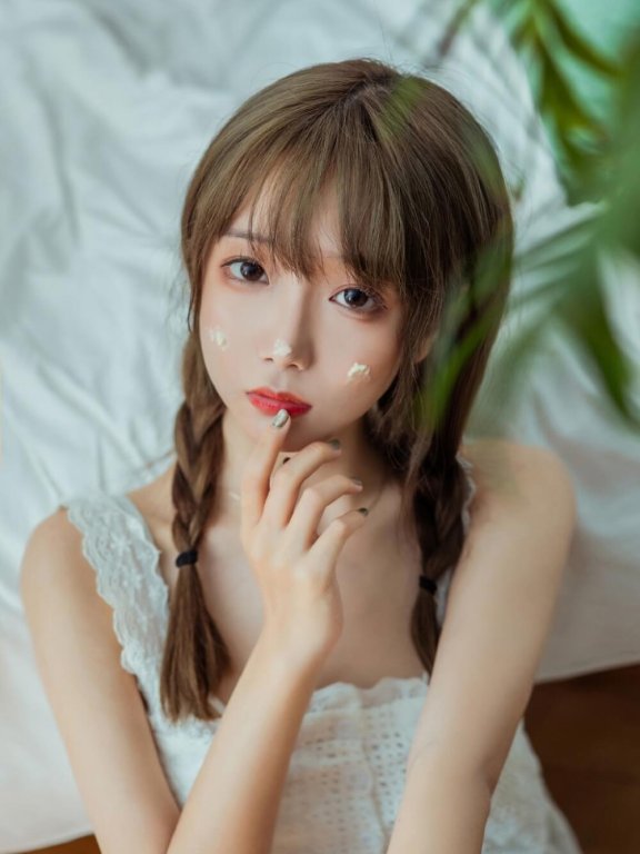 麻花辫大眼美女鼻尖奶油热裤长腿写真图片