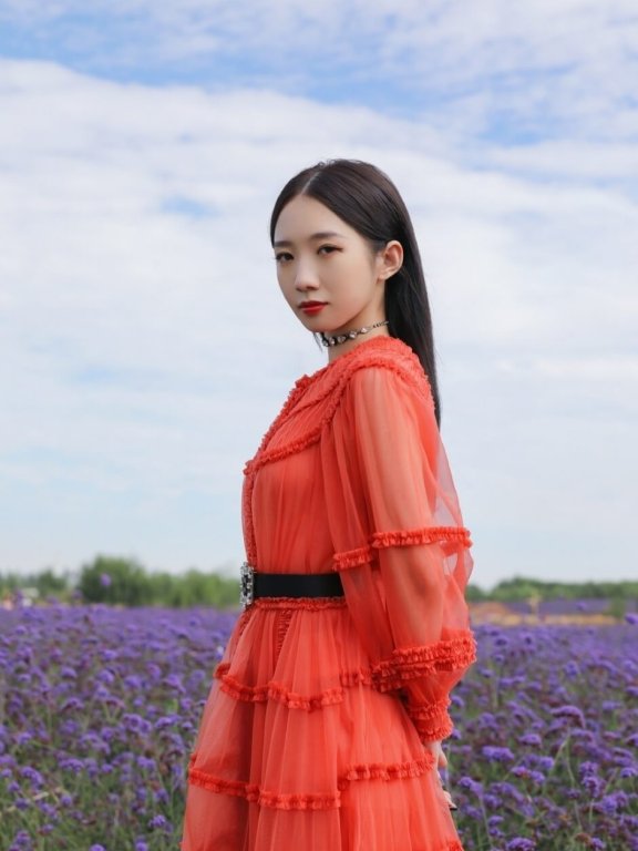 孟美岐穿红色纱裙花海摇曳生姿图片