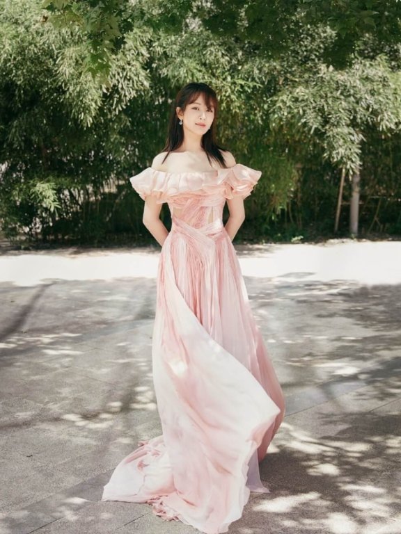 杨紫粉色一字肩镂空长裙图片写真