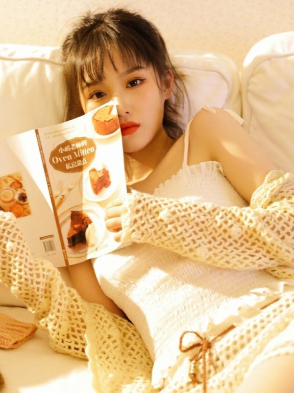 纯欲风漂亮美女白色吊带装性感写真图片