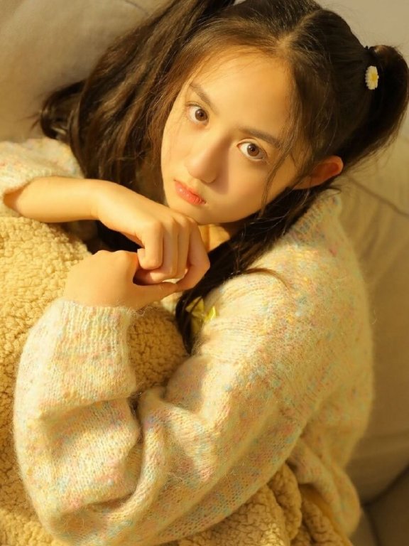 留双马尾发型的小姐姐秋冬居家写真图片