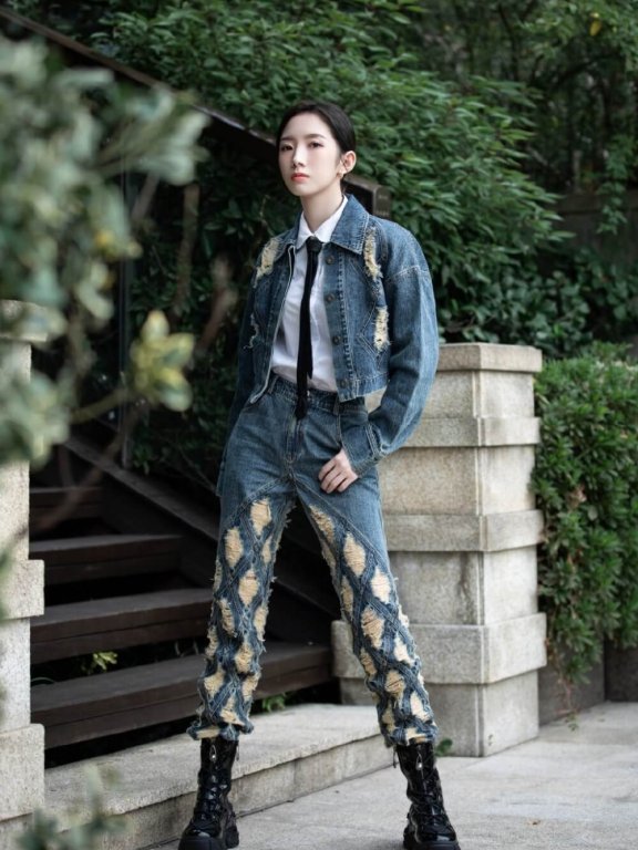 孟美岐穿破洞牛仔套装清新风格写真图片