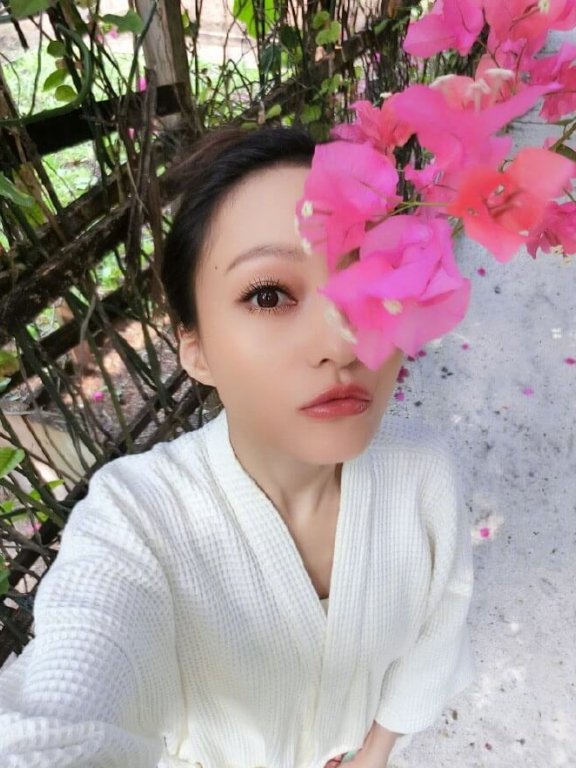 张韶涵粉色花朵唯美拍摄