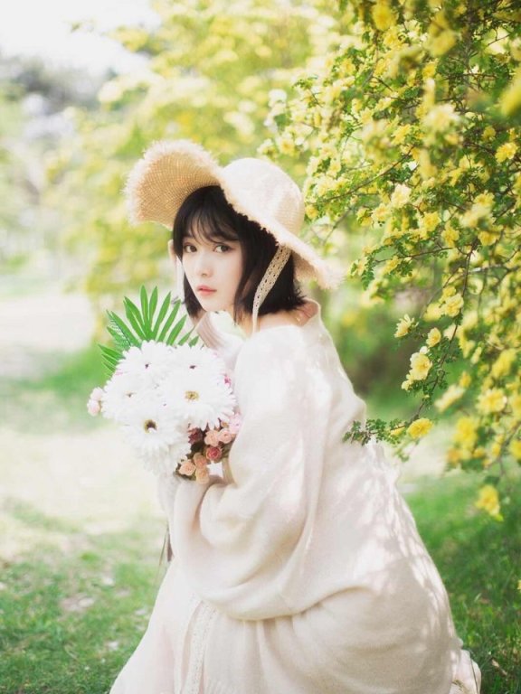穿白裙的少女花海清新写真图片