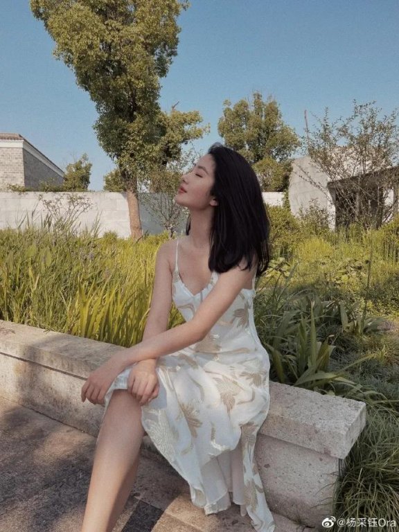 杨采钰穿抹胸长裙很是艳丽动人!雪肤娇嫩太性感甜美