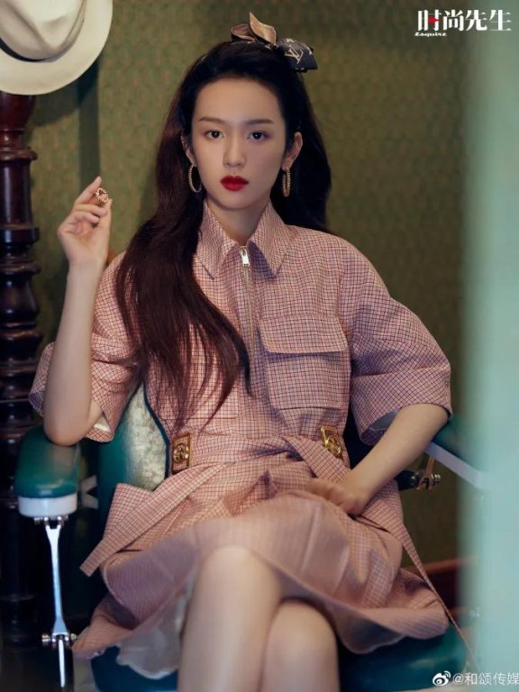 周也穿深V吊带露肩衣裳美艳绝伦!雪肤长腿性感撩人