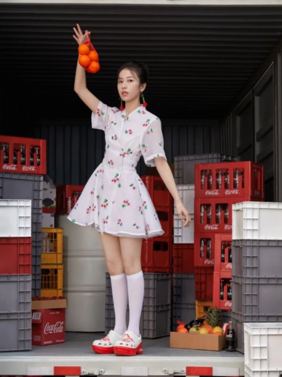 周雨彤穿挂脖裙服装,双肩能当三角板,太性感了!