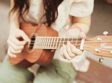 学长在地铁里怎么可以这样呢 我及时制止了他的动作